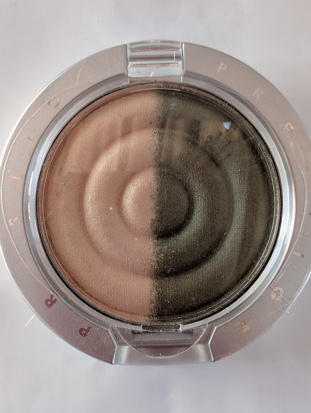 Dual-Tone Eyeshadow. Color Green Tea